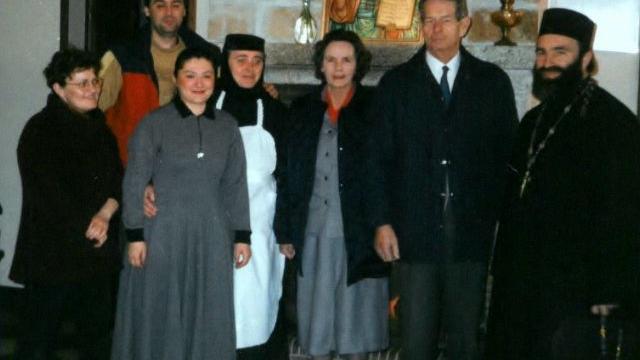 IPS Ioachim alături de Regele Mihai și Regina Ana aflați în vizită la Mănăstirea &quot;Buna-Vestire&quot; de la Rosier, Franța (1998)